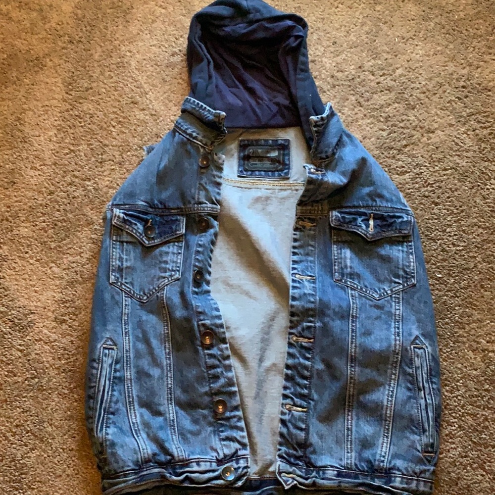 Hooded sleeveless jacket